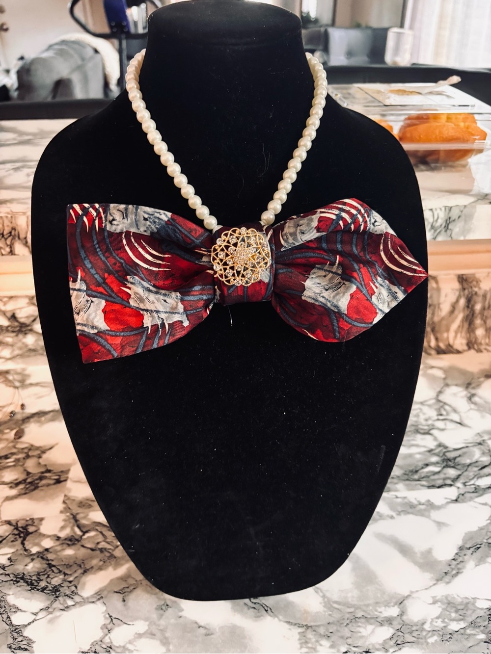 Stylish Red Patterned Bow Pearl Necklace with Gold Accent
